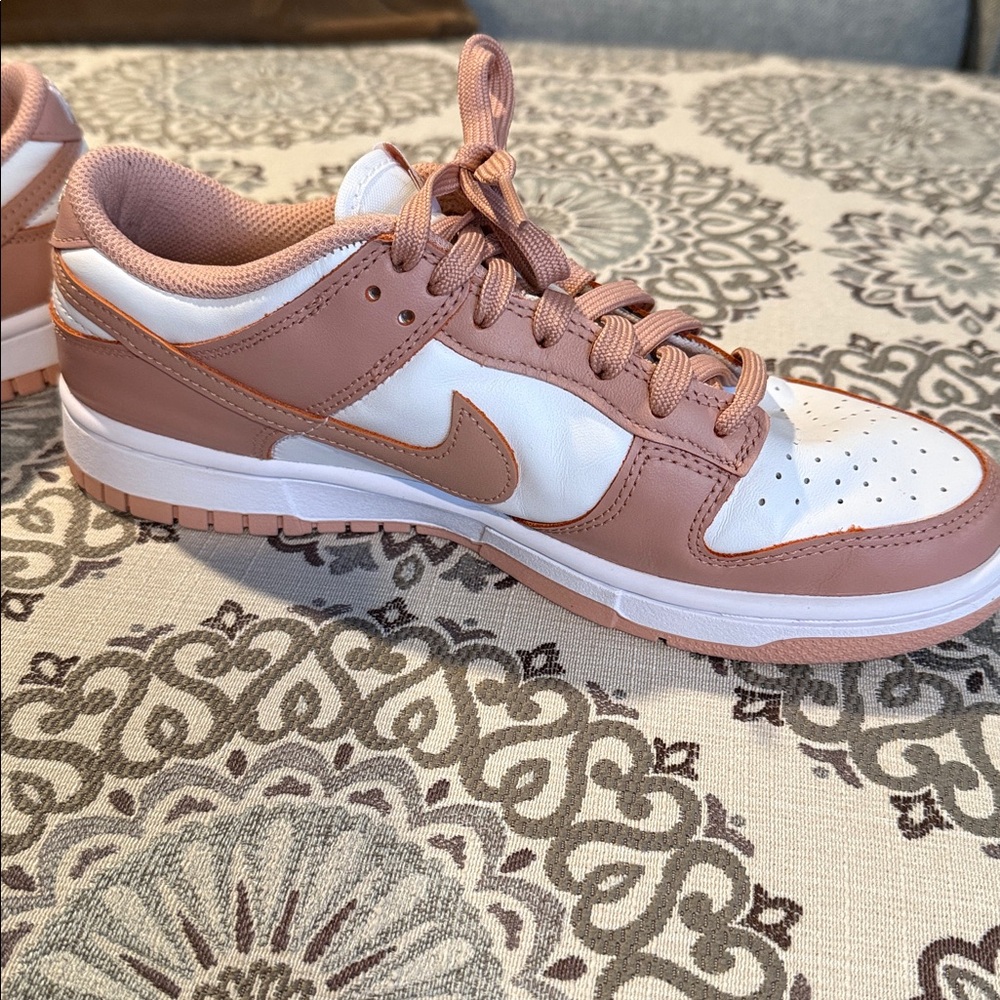Nike Women's Rose and White Sneakers size 8 - Picture 9 of 10